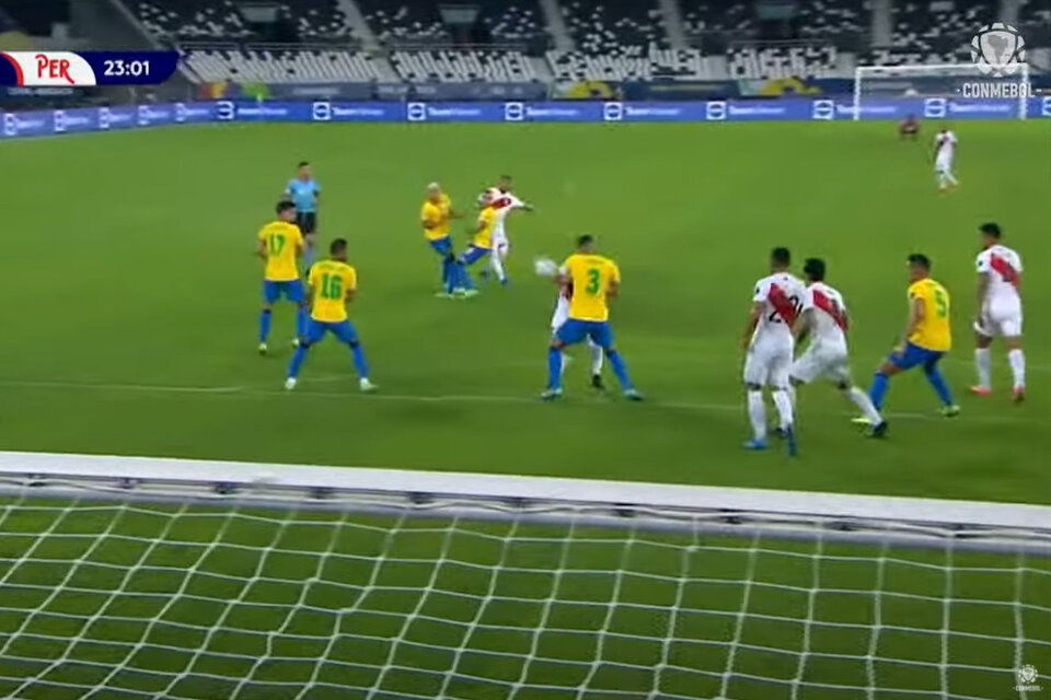 Thiago Silva estira el codo y desvía el remate (Fuente: Captura de vídeo )