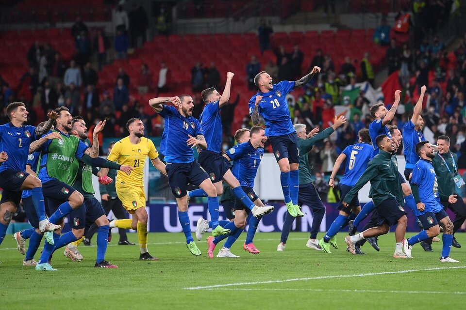 Festeja Italia, con el gol de Jorginho que los metió en la final (Fuente: AFP)
