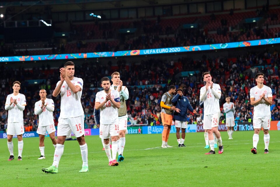 Los españoles aplauden tras la semifinal perdida (Fuente: EFE)
