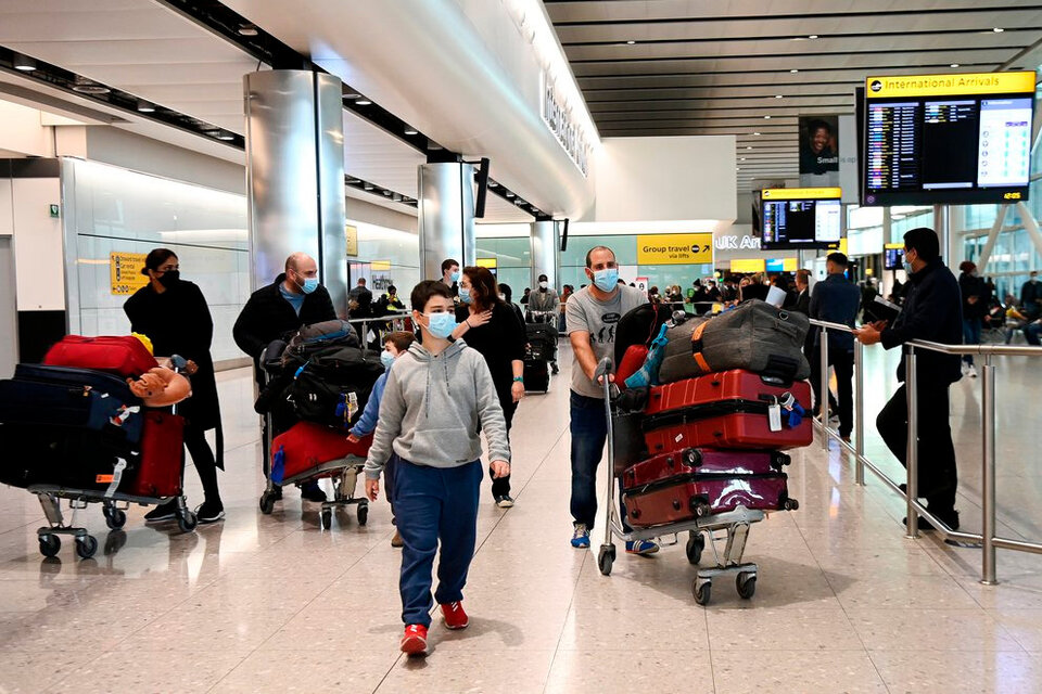En el aeropuerto londinense de Heathrow habilitarán filas especiales para vacunados contra la covid. (Fuente: EFE)