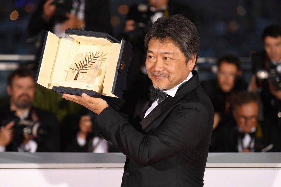 Kore-eda con la Palma de Oro en Cannes 2018 por "Somos una familia". 