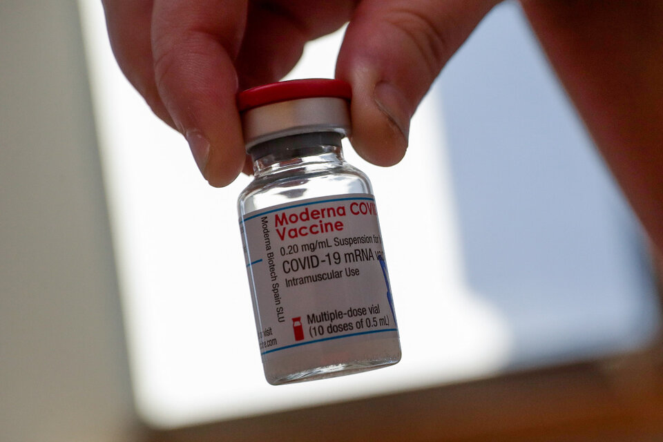 Moderna será el primer laboratorio estadounidense en firmar un contrato por vacunas anticovid con la Argentina. (Fuente: EFE)