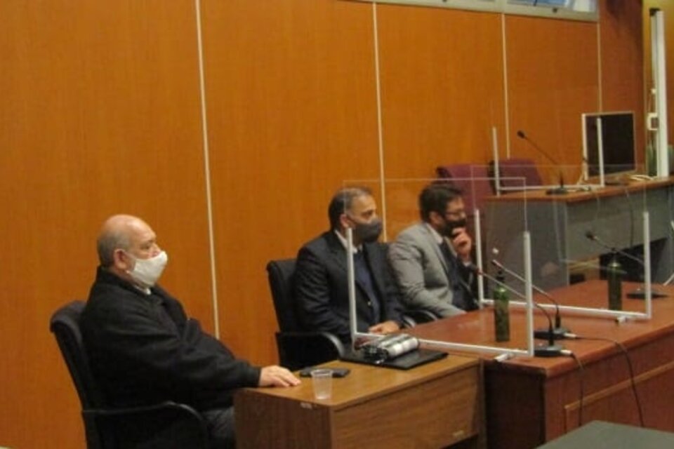 Rosa Torino, de barbijo blanco, escucha la sentencia junto a sus dos abogados. (Fuente: Claudia Álvarez Ferreyra)