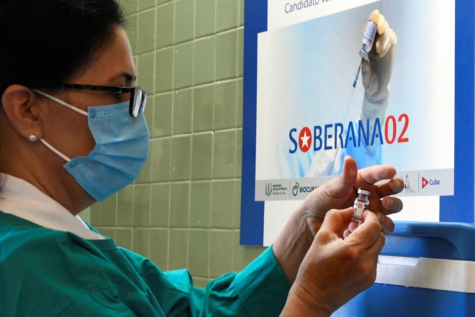 La vacuna cubana contra la covid Soberana 02, una de las que podría adquirir la Argentina, tiene una eficacia del 91,2%. (Fuente: AFP)