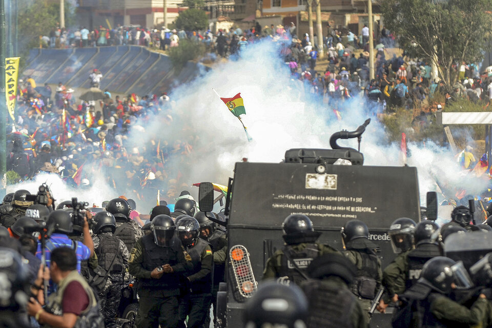 Represión a la resistencia contra el golpe en Bolivia. (Fuente: AFP)