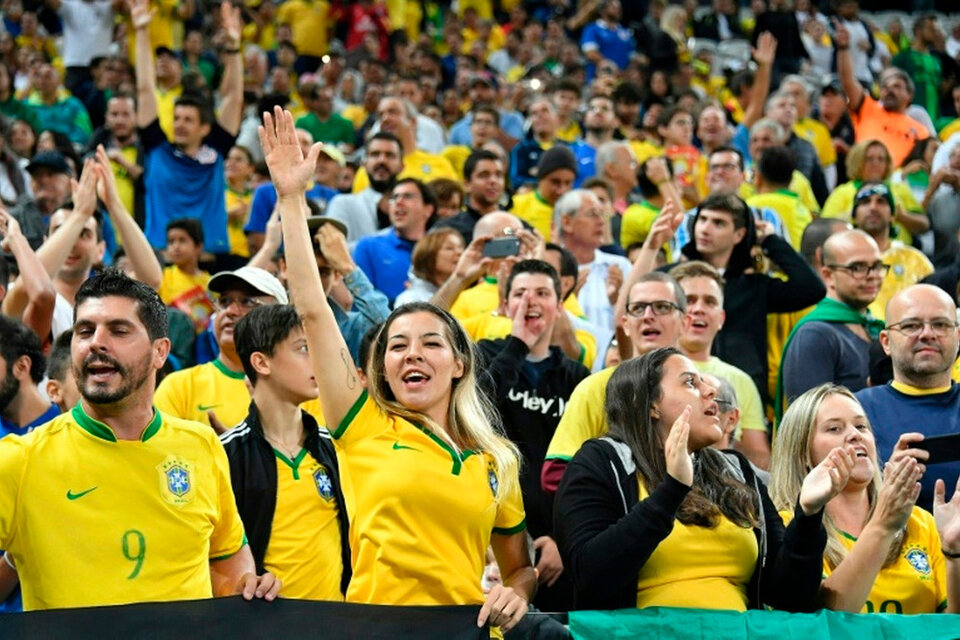 ¿Torcedores brasileños o hinchas argentinos? El debate antes de la final de la Copa América (Fuente: AFP)