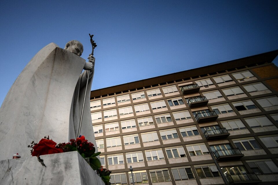 La estatua del papa Juan Pablo II frente al Policlínico Gemelli, dnde fue operado Francisco. 