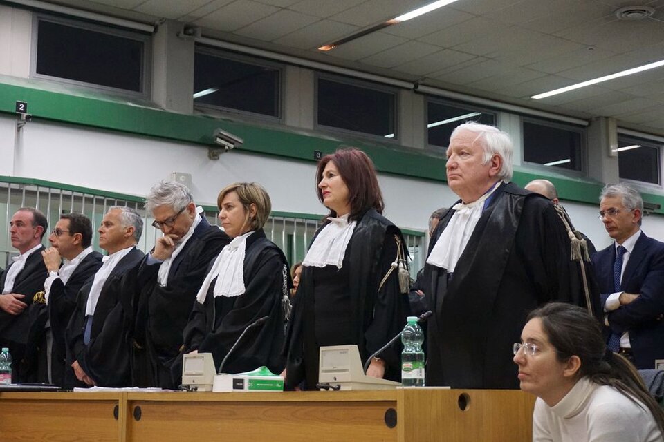 De pie, la Corte Suprema  de Italia eschucha la lectura de la sentencia.     Foto 2: El represor Tróccoli, único acusado que presenció sesiones del juicio. (Fuente: EFE)