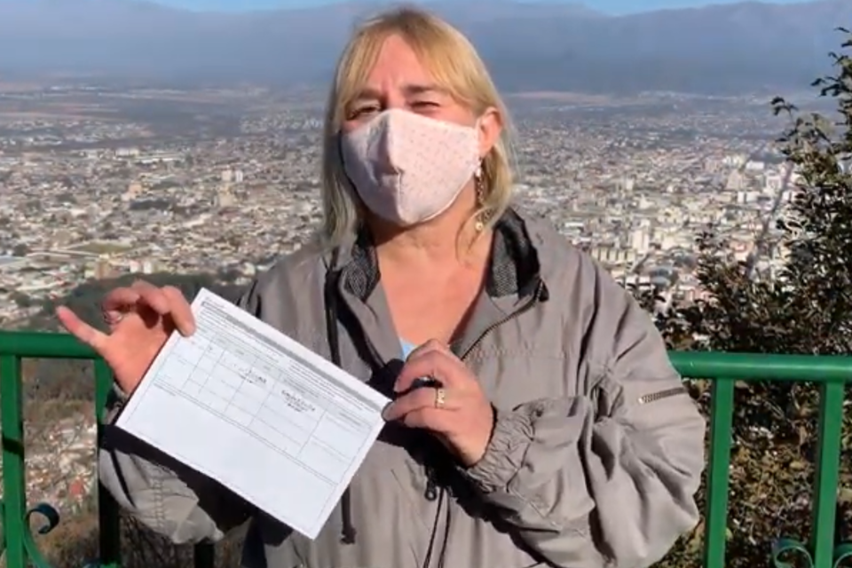 Una turista de Santa Teresita con su certificado de vacunación