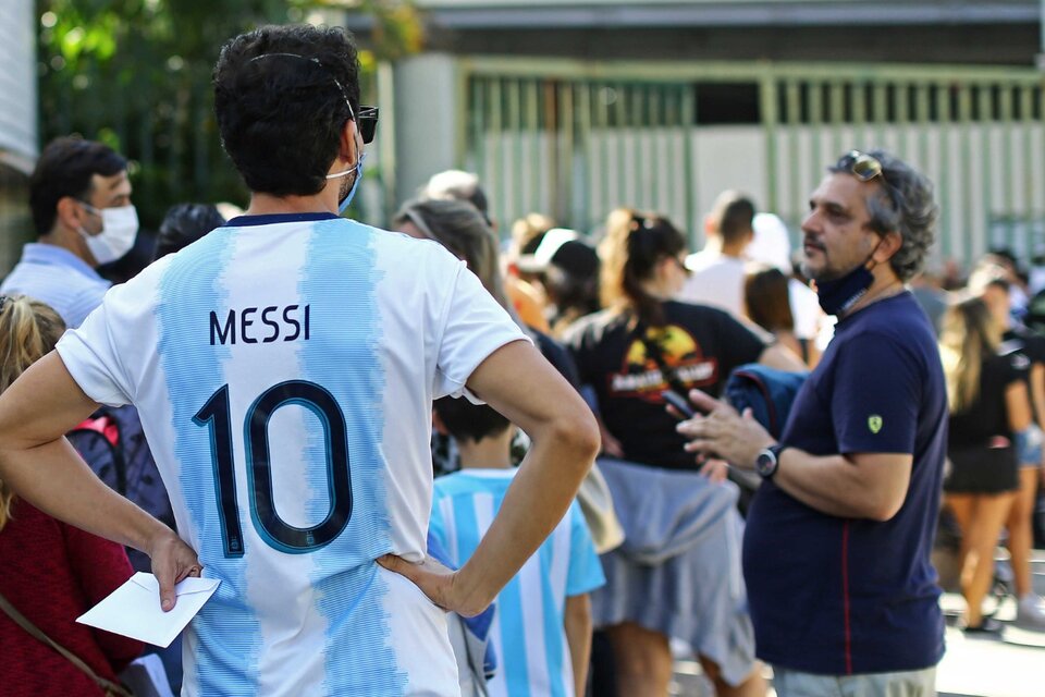 Los hinchas argentinos en busca de las entradas (Fuente: Fotobaires)
