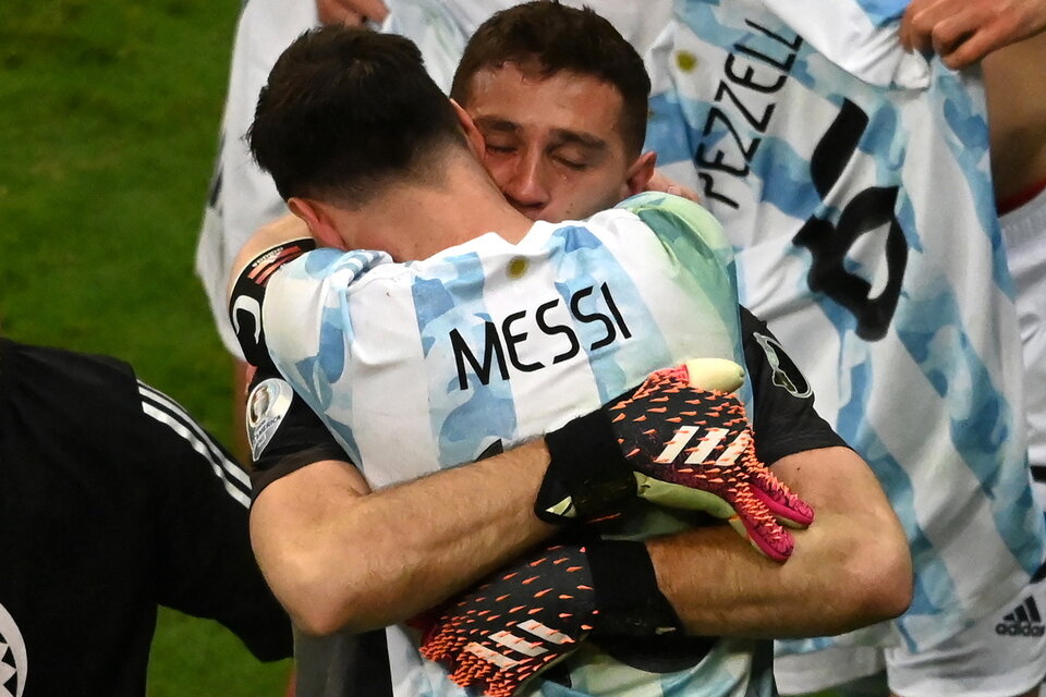 El abrazo de Messi y Martínez tras eliminar a Colombia. (Fuente: NA)