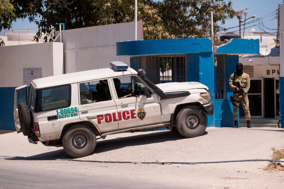  Un policía vigila el destacamento donde se encuentran detenidos los sospechosos de haber asesinado al presidente haitiano Jovenel Moise.  (Fuente: EFE)