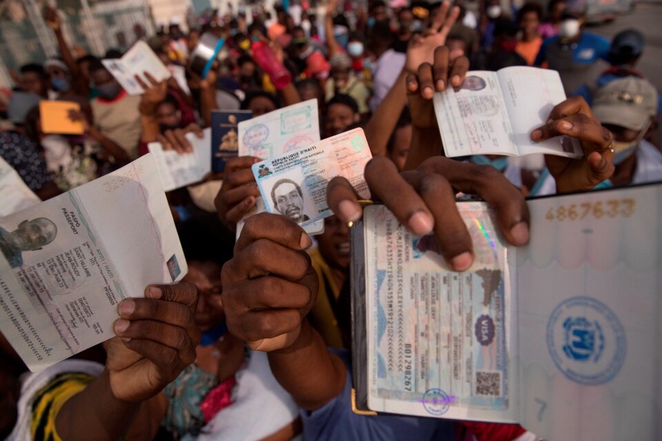  Cientos de haitianos se congregan frente a la sede de la embajada de Estados Unidos con la esperanza de que les concedan un visa para abandonar su país. (Fuente: EFE)