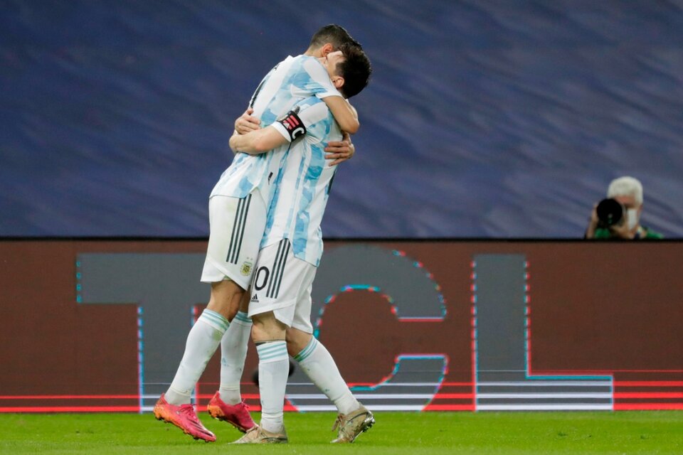 Di María y Messi celebran el gol del primero en el Maracaná (Fuente: EFE)