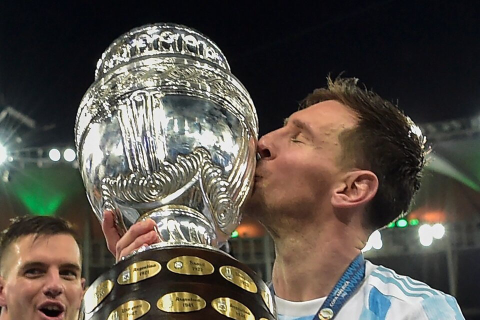 El Maracaná entregó la postal soñada: Messi campeón, besando la Copa. (Fuente: NA)