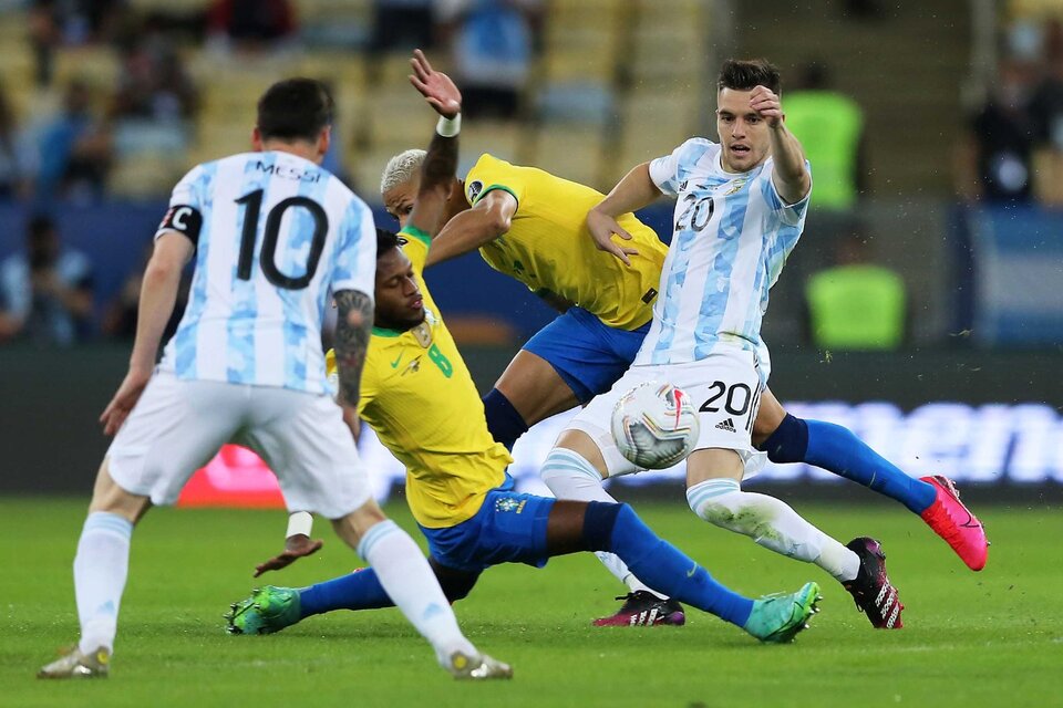 Jugadores de Argentina y Brasil disputan el balón en la final de la Copa América.