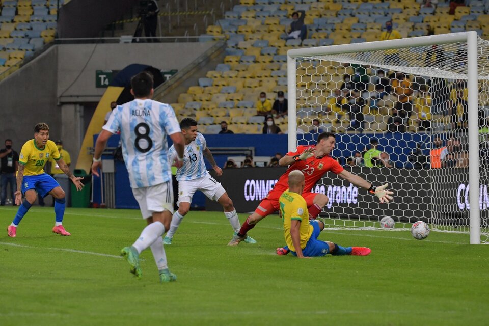 Emiliano "Dibu" Martínez tuvo una atajada fenomenal en el partido Argentina-Brasil.
