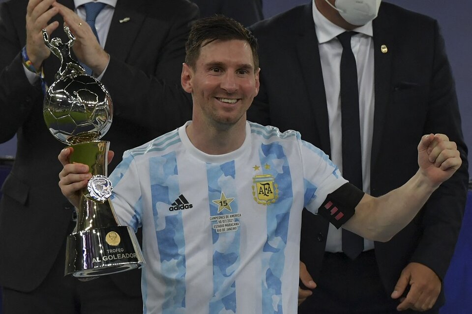 La felicidad de Lionel Messi, premiado como el mejor y el goleador del torneo (Fuente: NA)