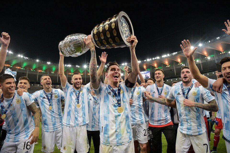 Los jugadores cantaron en el césped del Maracaná con la Copa en las manos de Messi (Fuente: NA)