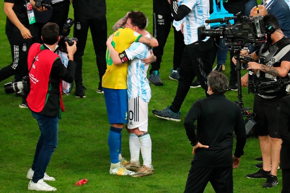 Un abrazo lleno de fútbol y empatía (Fuente: EFE)