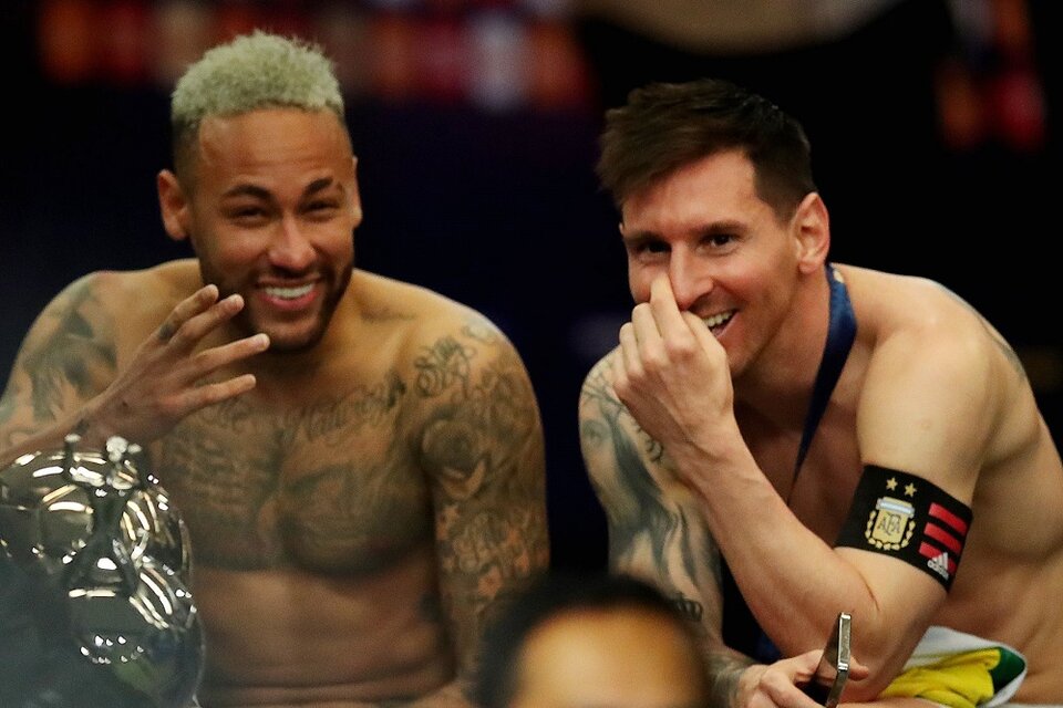 La imagen de Neymar sonriendo junto a Messi que despertó críticas en Brasil