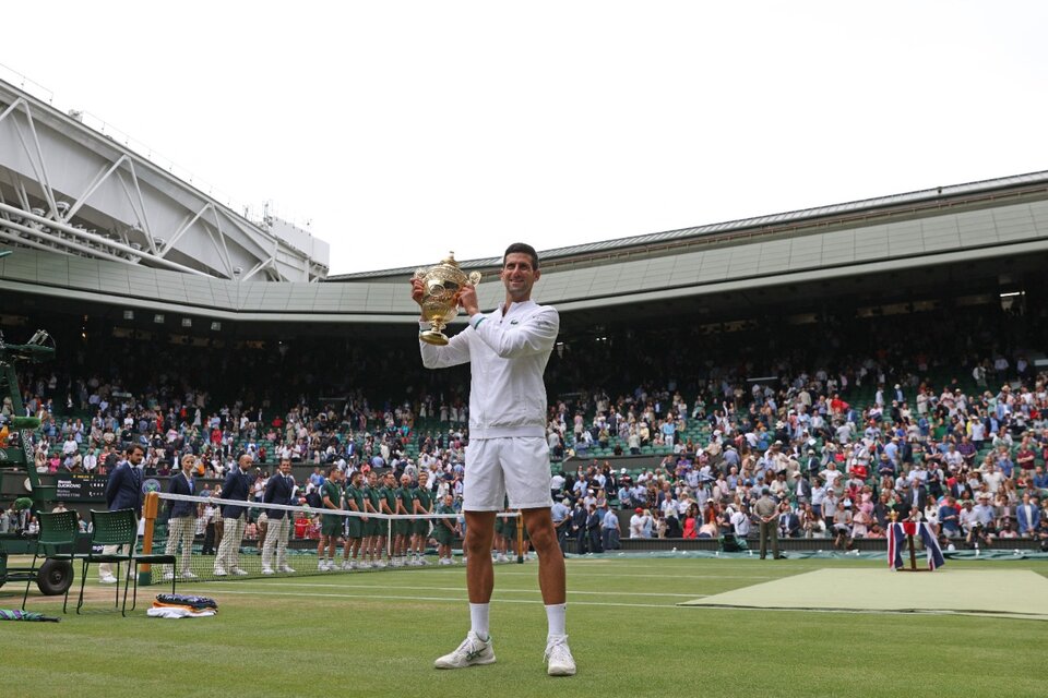 Novak Djokovic y una imagen repetida: el césped de Wimbledon y el trofeo en sus manos (Fuente: AFP)