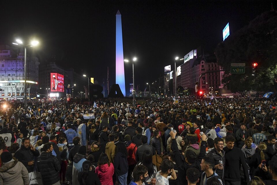 La celebración popular en el Obelisco, con miles de hinchas celebrando el título (Fuente: NA)
