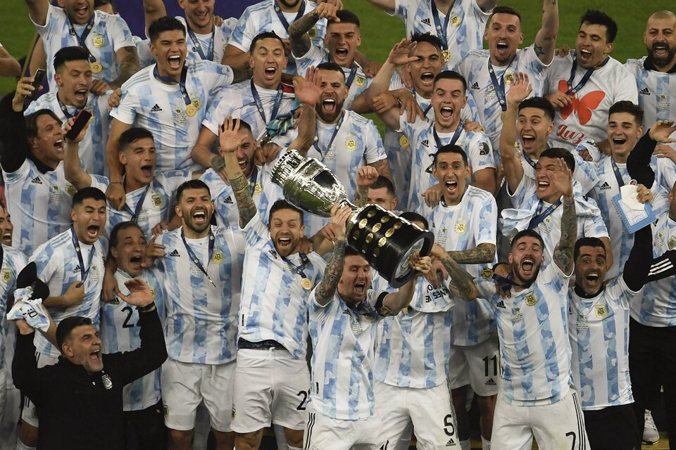 Los jugadores argentinos celebran una consagración postergada durante 28 años (Fuente: Télam)