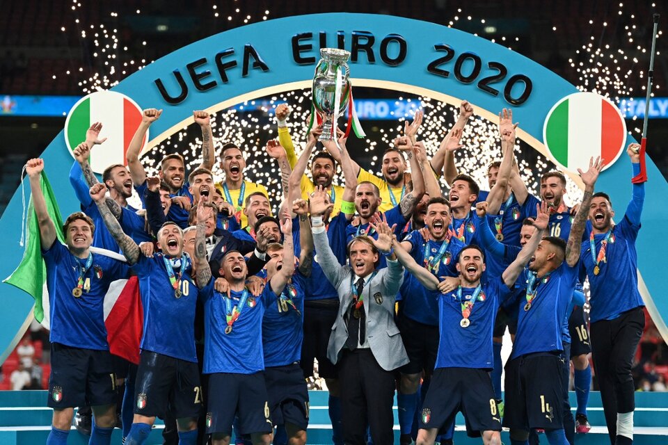 Los italianos festejan con la Copa en lo alto de Wembley (Fuente: AFP)