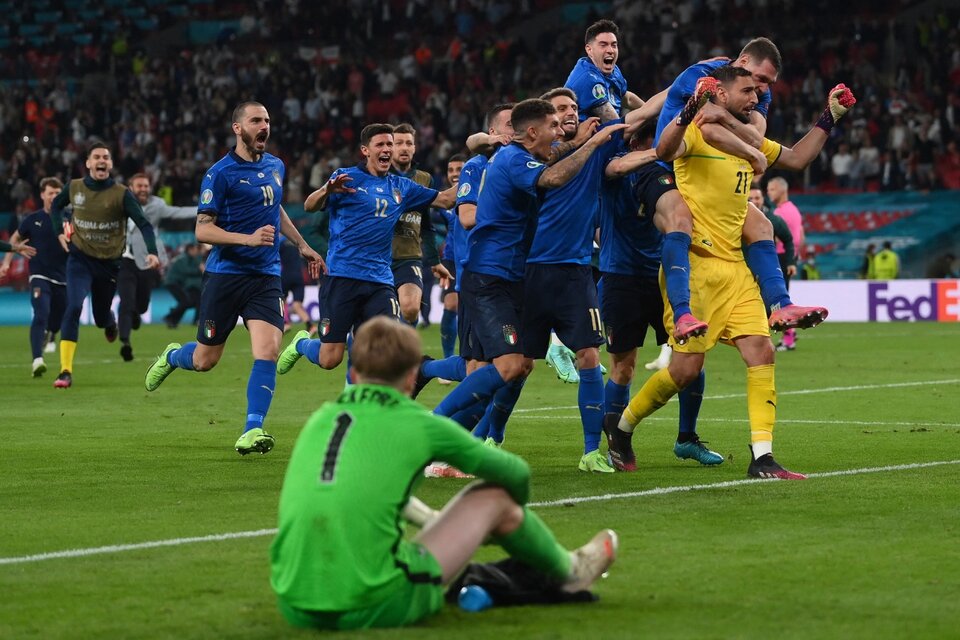 Pickford sufre, los italianos, con Donnarumma a la cabeza, celebran.  (Fuente: AFP)