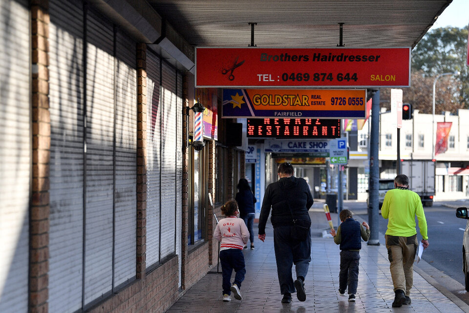 Los habitantes de Sydney, Australia, solo pueden salir para comprar víveres, ir al médico o practicar deporte al aire libre.  (Fuente: AFP)