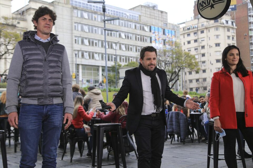 Tetaz se presentó en un coqueto parador con la Facultad de Ciencias Económicas de fondo, acompañado por Martín Lousteau y la presidenta de la UCR porteña, Mariela Coletta.  (Fuente: NA)