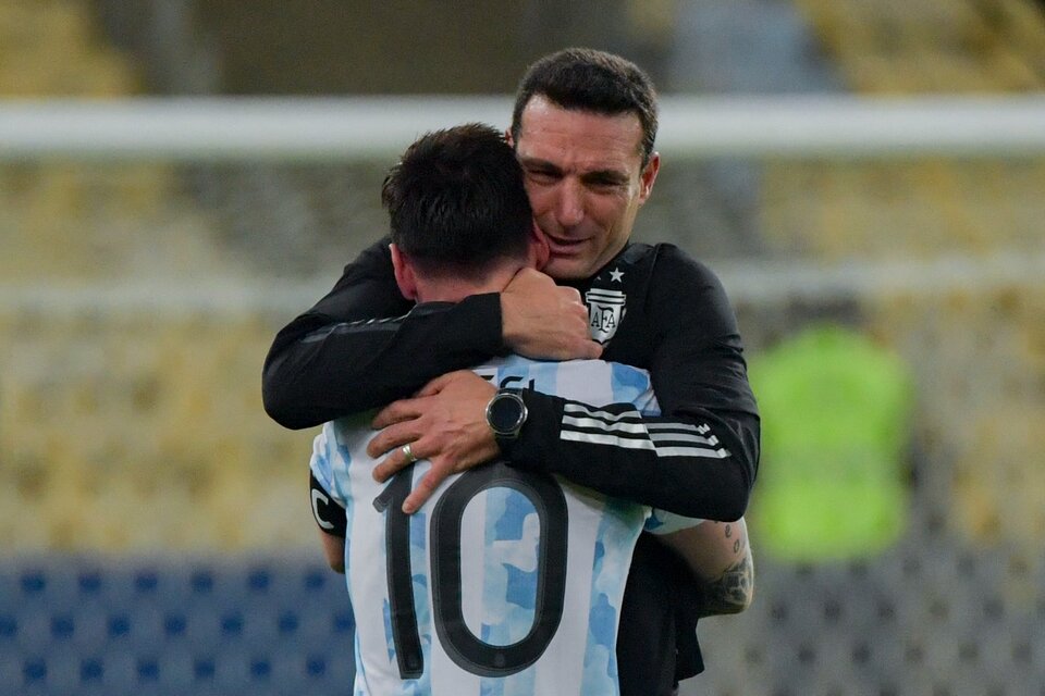 El abrazo entre Scaloni y Messi tras ganar la Copa América en el Maracaná. (Fuente: AFP)