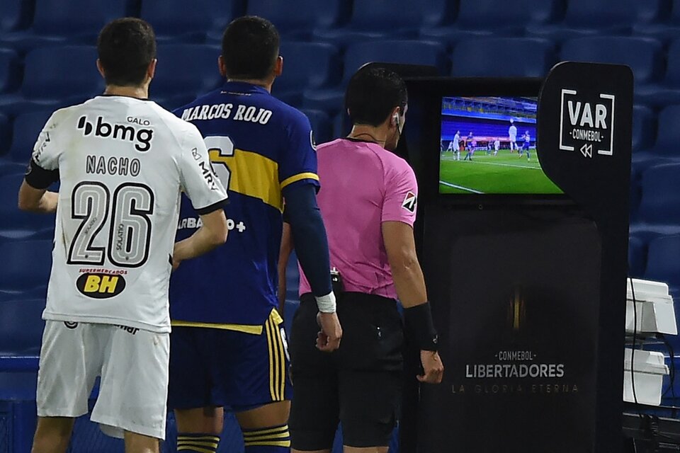 El árbitro primero convalidó el gol de González y luego lo anuló (Fuente: AFP)