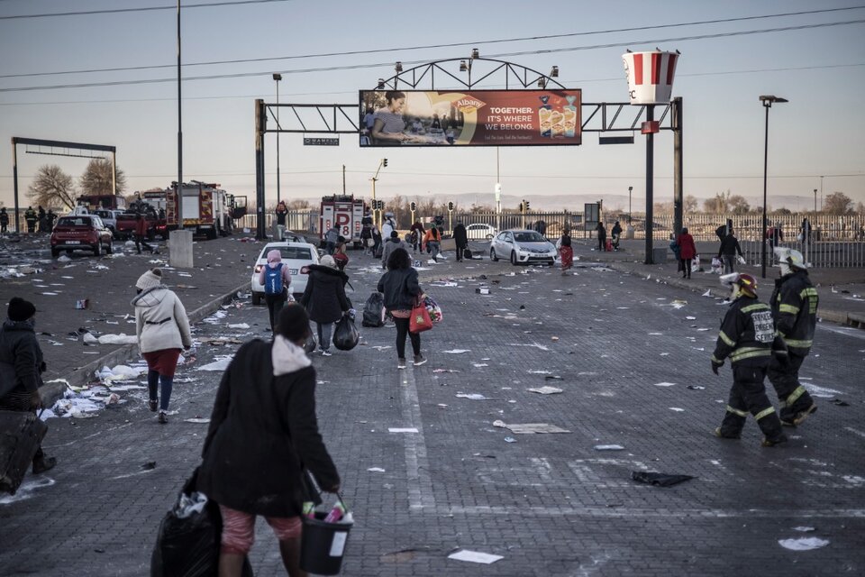 Una ola de disturbios y saqueos jaquea a Sudáfrica (Fuente: AFP)