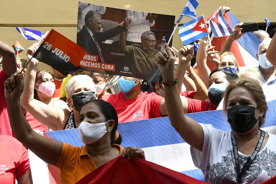  Trabajadores participan en una manifestación en apoyo a la Revolución cubana frente a la sede de la Central de Trabajadores de Cuba, en La Habana. (Fuente: Xinhua)