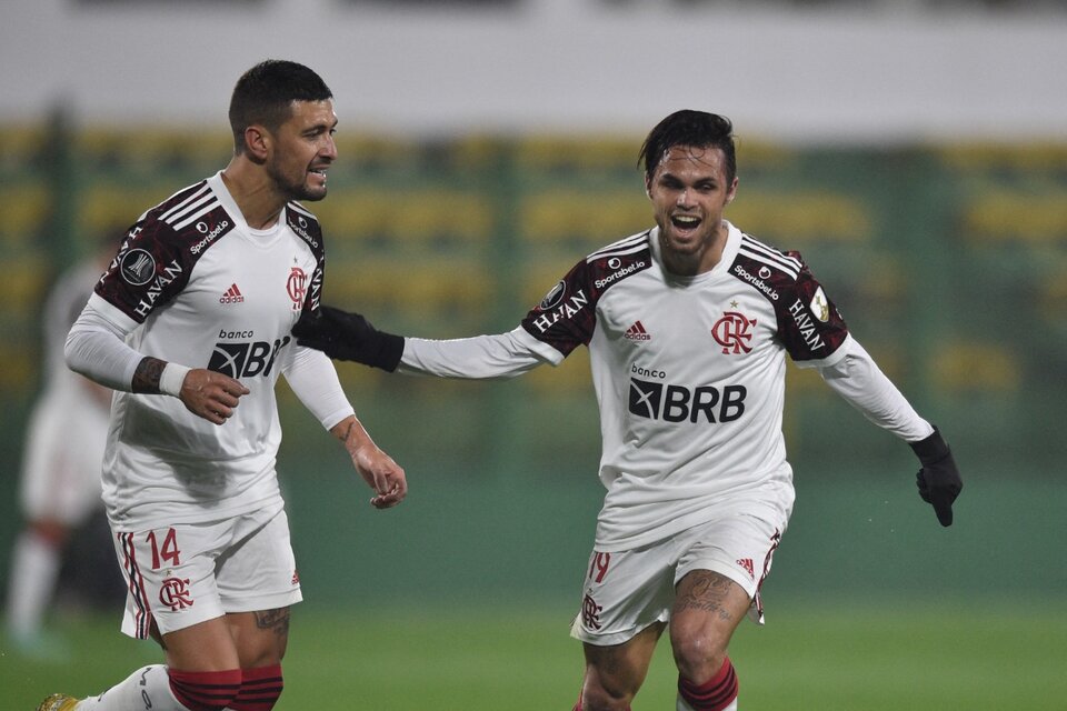 Michael de Oliveira festeja su gol  (Fuente: AFP)