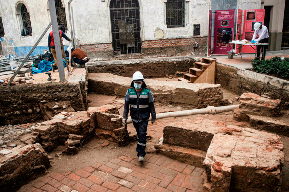 Parte de la capilla del siglo XVII hallada bajo una plaza del centro de Lima, en Perú. (Fuente: AFP)