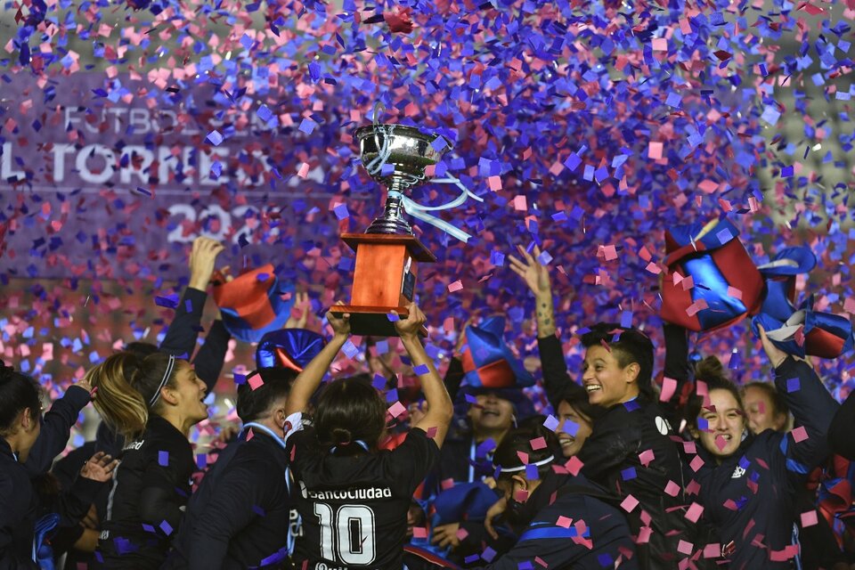 Medina, la capitana, levanta el trofeo. Y Sindy, la heroína, sonríe y la mira (Fuente: Prensa San Lorenzo)