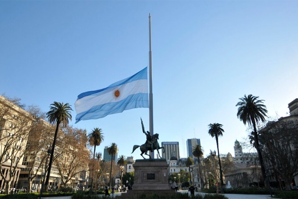 La bandera a media asta en Plaza de Mayo.  (Fuente: Sandra Cartasso)