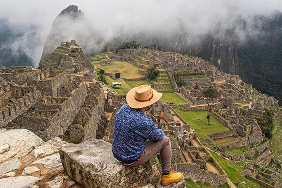 En 1911 el explorador estadounidense Hiram Bingham llega a Machu Picchu y hace conocer al mundo la existencia de la ciudad de los incas.
