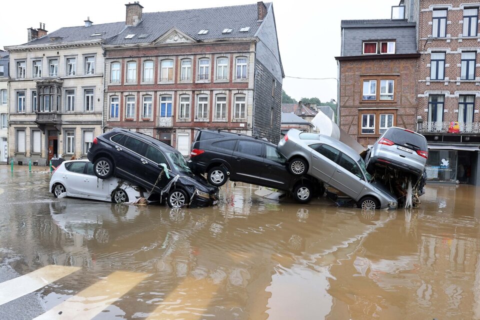 Alemania: el agua baja y aparecen autos apilados.  (Fuente: Télam)
