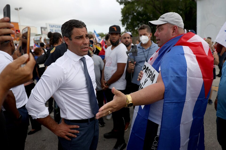 Francis Suárez habla con un manifestante anticastrista en Miami. (Fuente: AFP)