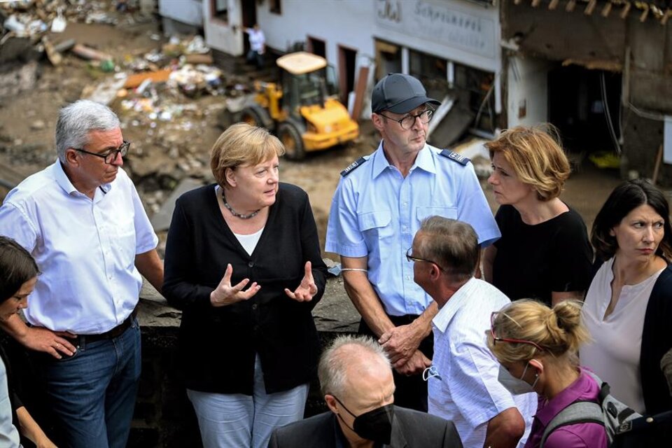 La canciller alemana Angela Merkel dijo estar "conmocionada" en su recorrido por las zonas afectadas por la inundación. (Fuente: EFE)