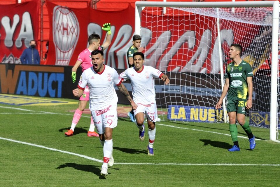 Triverio festeja el gol del empate parcial de Huracán (Fuente: Julio Mancini)