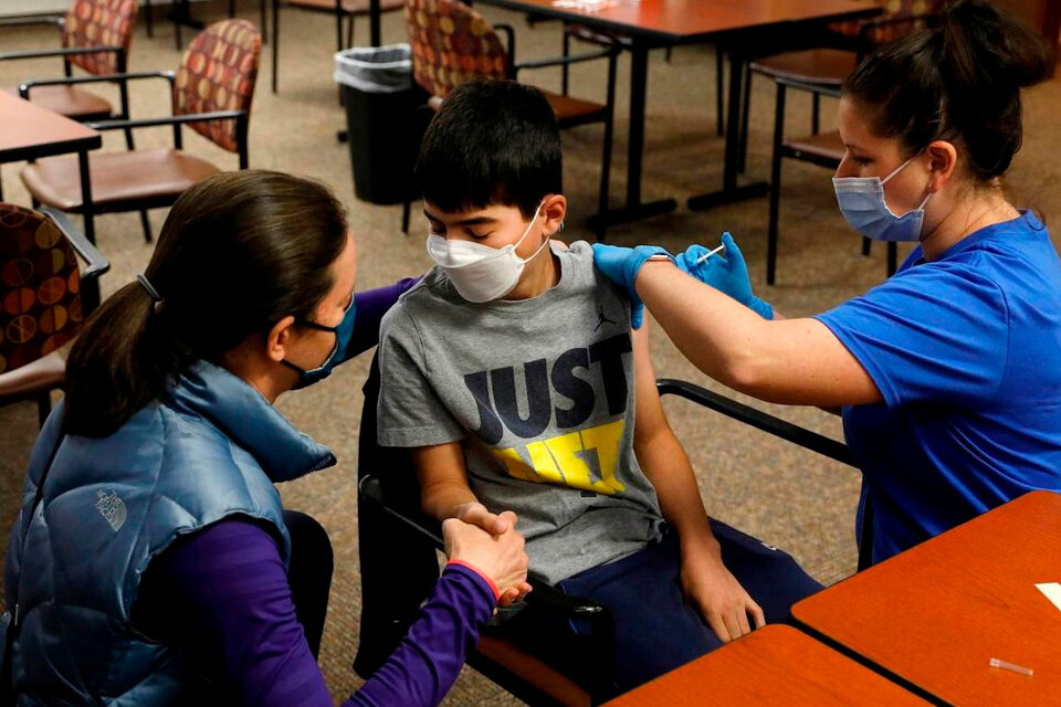 Un chico recibe en Michigan la vacuna de Pfizer-BioNTech, autorizada en Estados Unidos entre los 12 y los 15 años.
