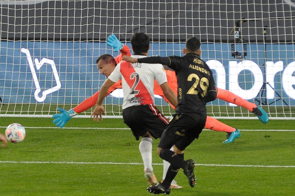 Aliendro remata para marcar el primer gol de Colón (Fuente: Fotobaires)