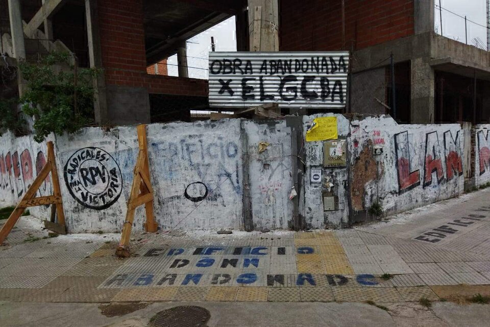 La obra abandonada en Murature y Lope de Vega. Les alumnes esperan edificio desde 2009.  (Fuente: Bernardino Avila)