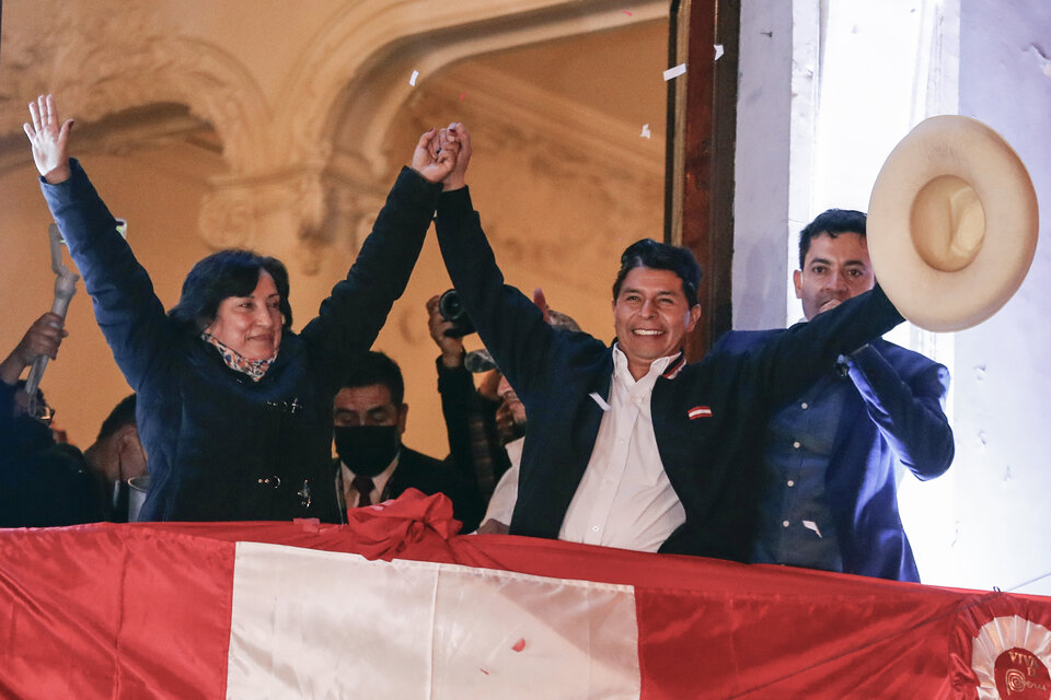 El presidente electo Pedro Castillo junto a su vice Dina Boluarte. (Fuente: EFE)