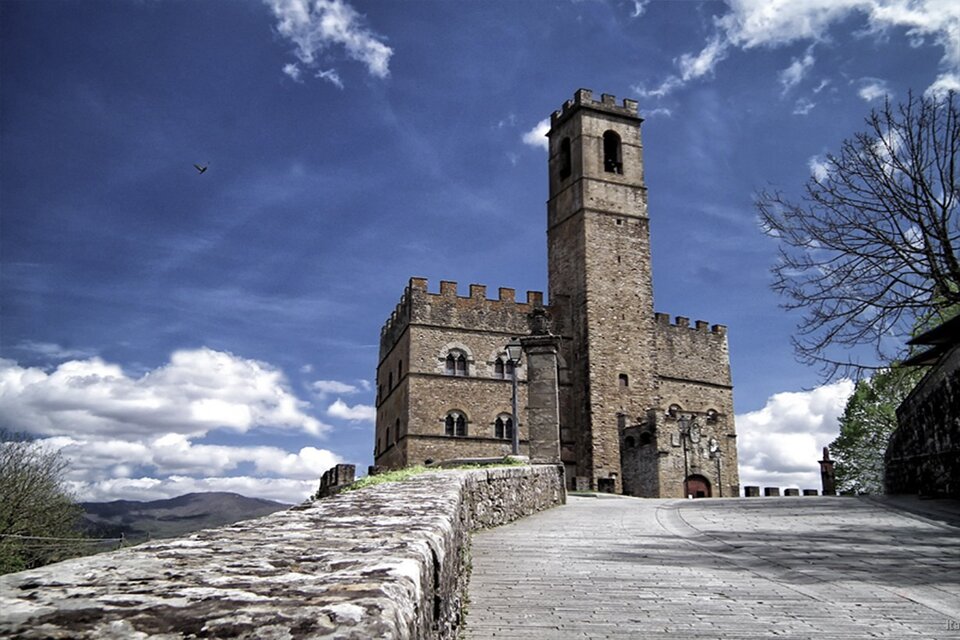 El castillo ubicado en Poppi, provincia de Arezzo, donde Alighieri escribió parte de su obra cumbre. 